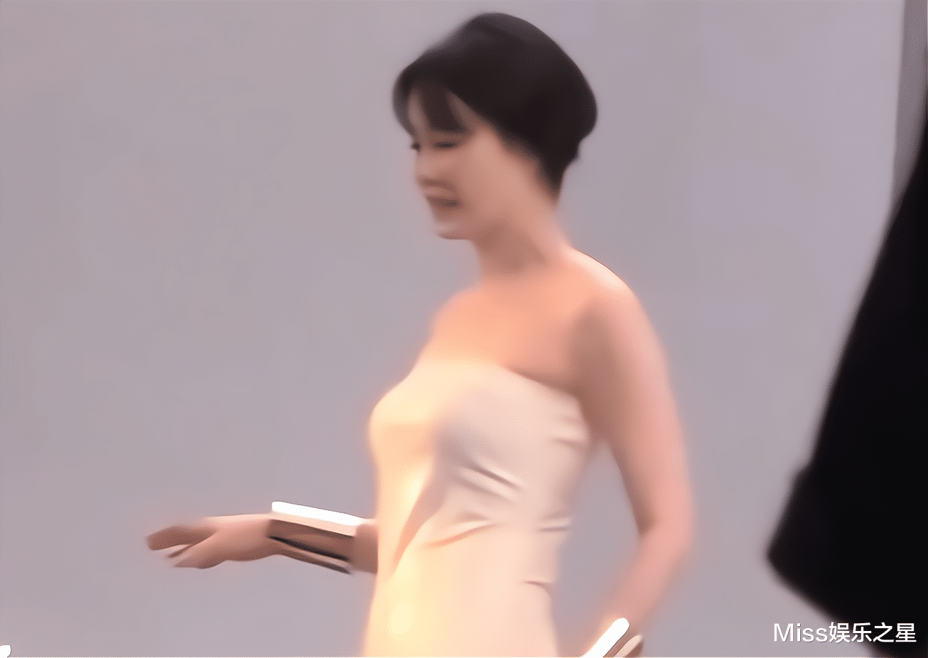 王菲|曝王菲现身王家卫片场,52岁皮肤显松弛,网友猜测天后或将复出