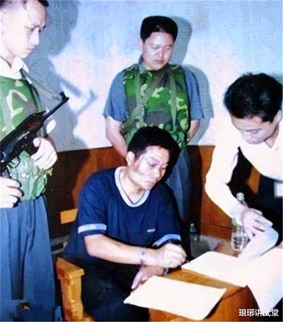 2001年张君走下法庭,含泪与妻女通话后被押刑场,枪毙前表情镇静