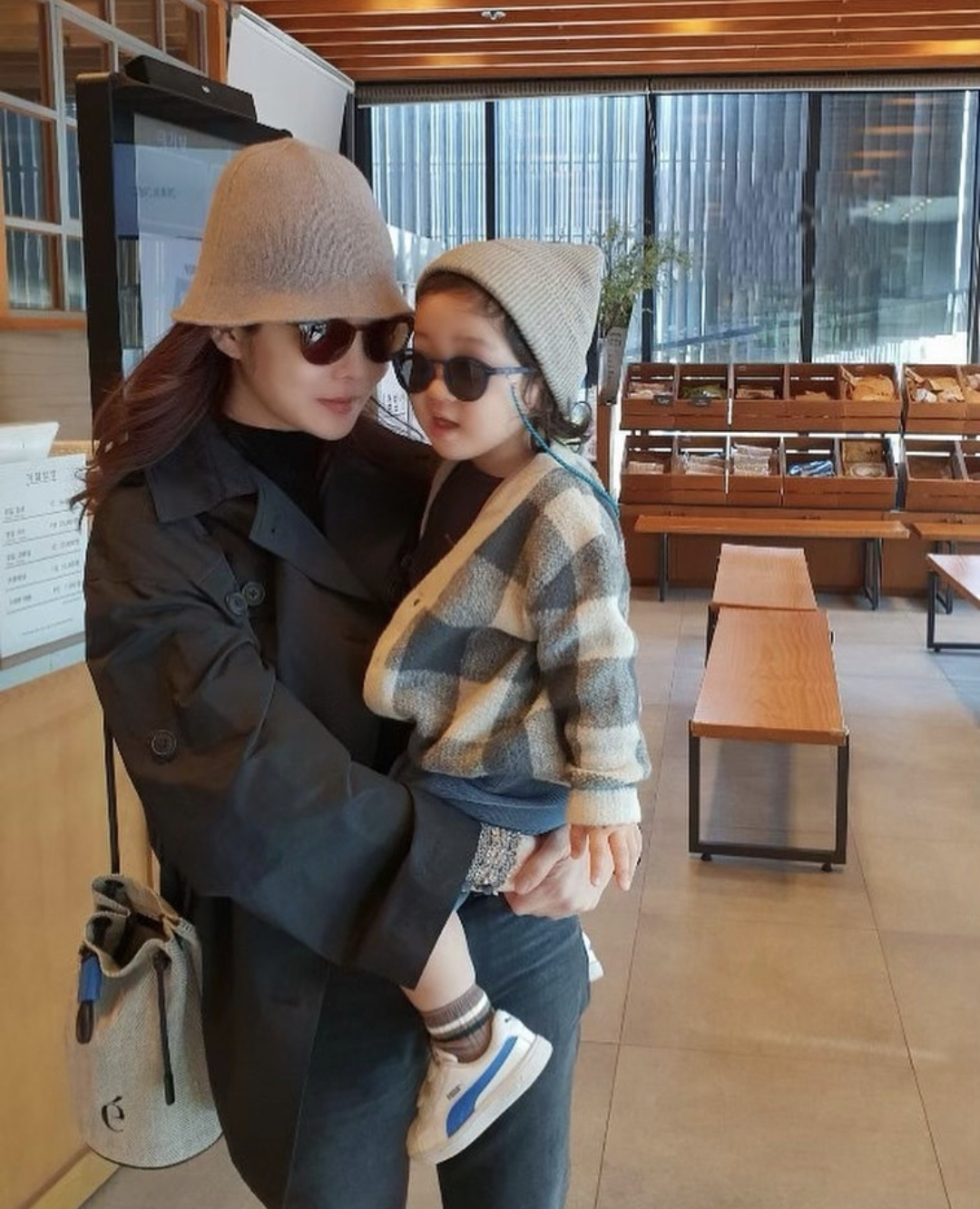 正义联盟|蔡琳晒单亲家庭的日常,与儿子用渔网互相罩住头,嬉笑打闹像朋友