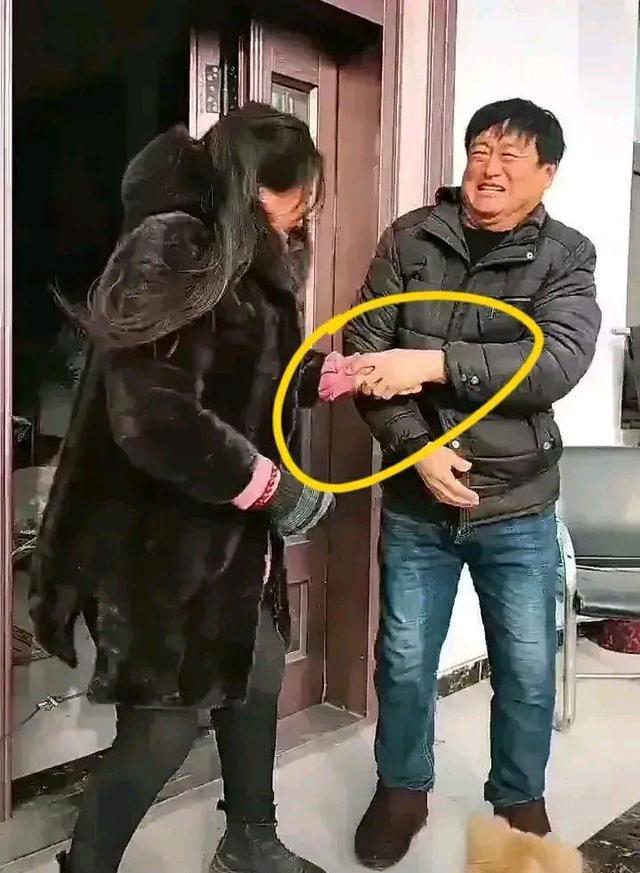 刘诗诗|朱之文吃醋了!大衣嫂和小叔子当众打情骂俏,自己竟然都管不了?