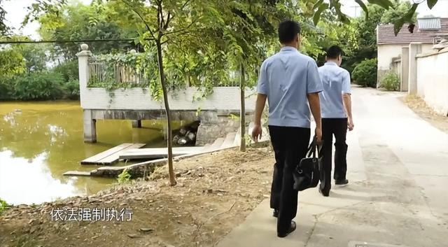 南京市疯狂老赖,为九千块钱,组织全家暴力殴打执法人员