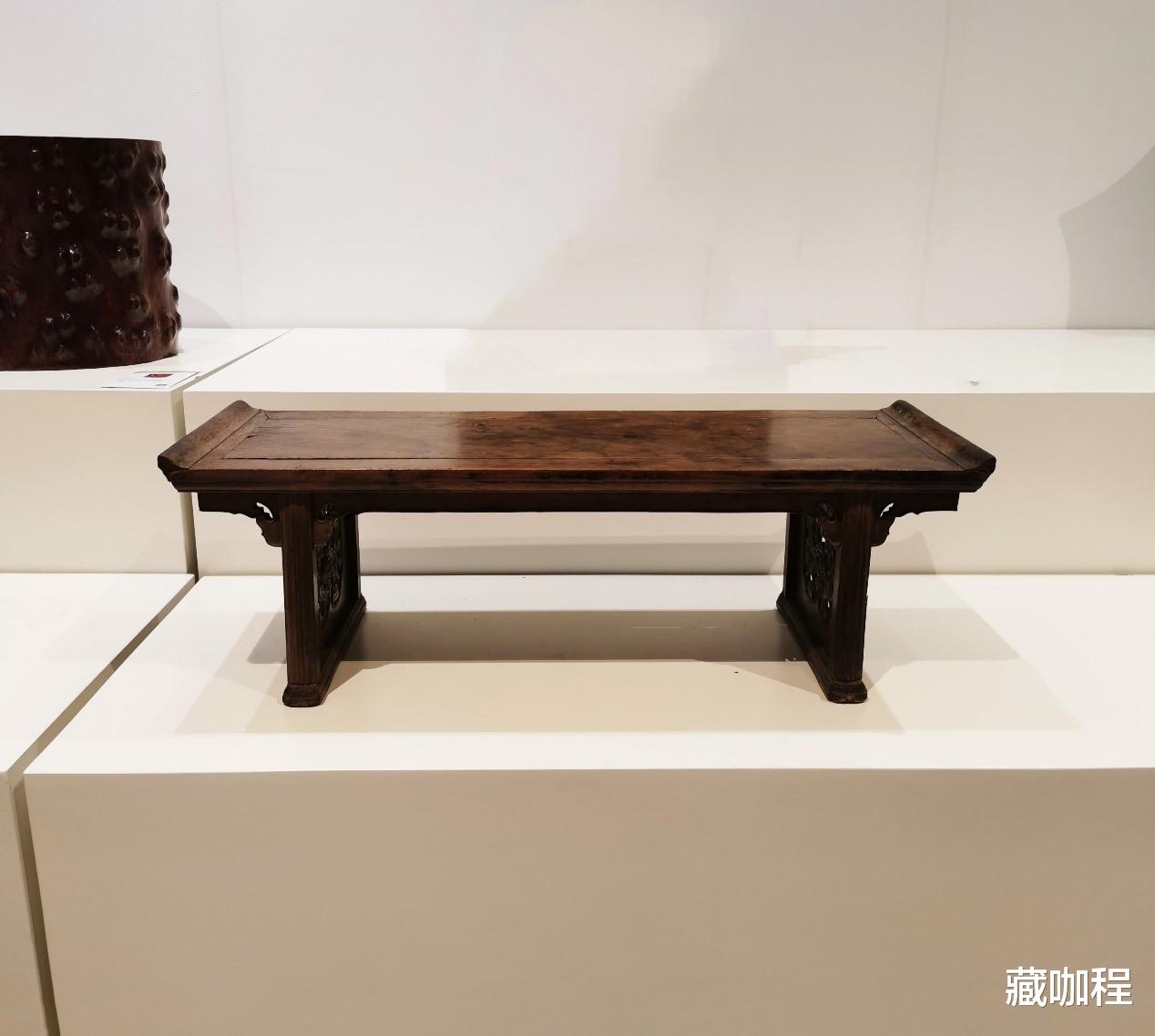 |局部微残有小修，黄花梨小翘头案估价三十万元