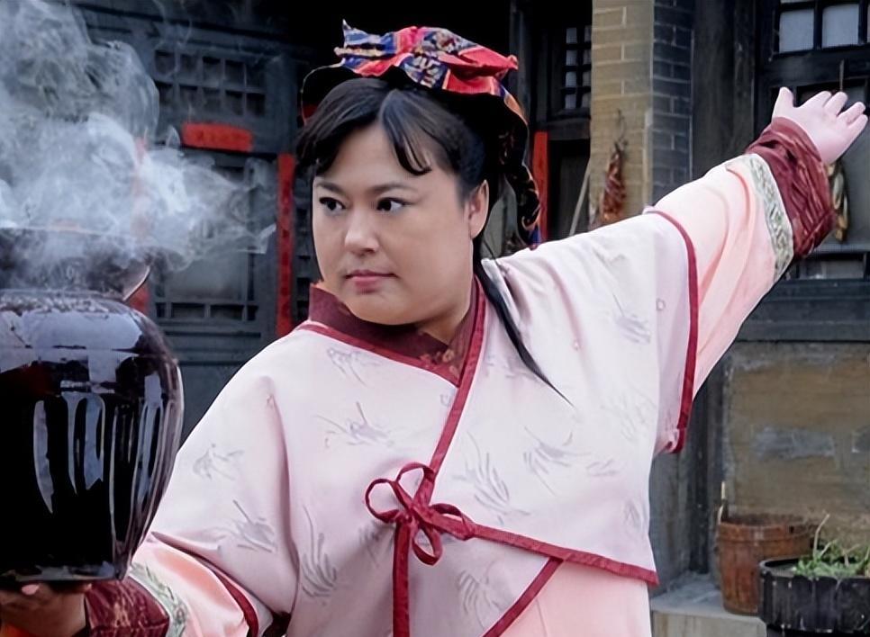 李菁菁|52岁李菁菁酒店跳舞，扭腰摆胯劈一字马，曾被第3任丈夫骂不是人