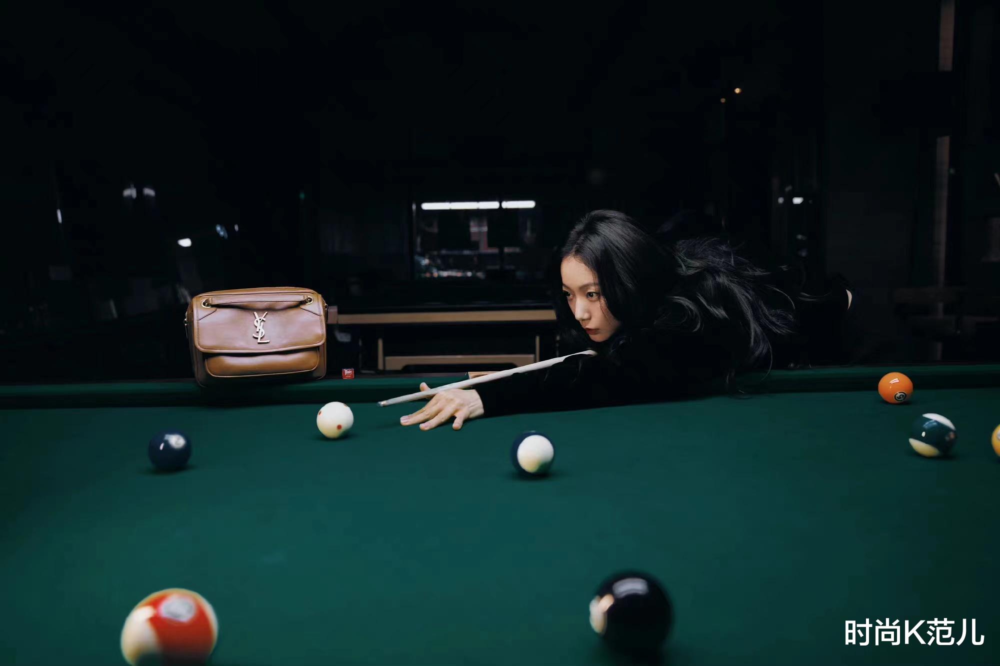 王珞丹|王珞丹38岁了,All black服装搭配又飒又美,烫波浪卷发好优雅!