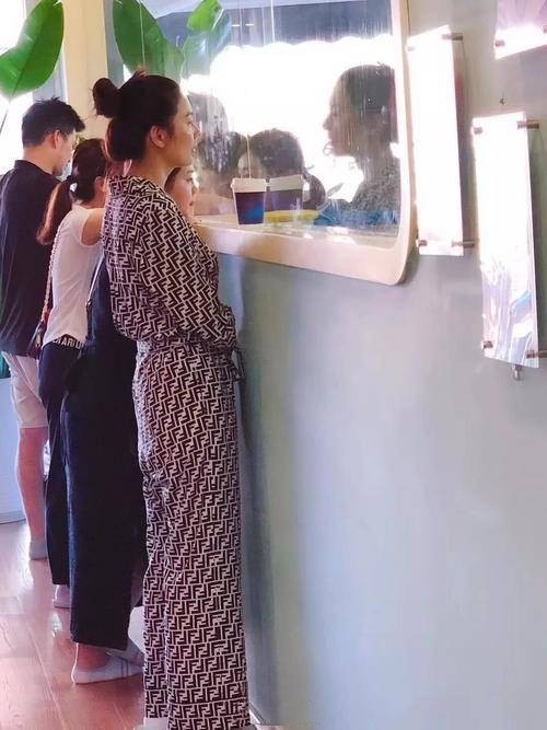 鹿晗|张雨绮接龙凤胎儿女放学，4岁儿子活泼可爱，模样白净清秀