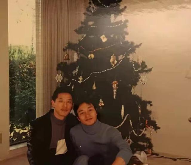 唐鹤德|唐鹤德另类怀念张国荣，两个人偎依在一起神采飞扬，粉丝都看哭了