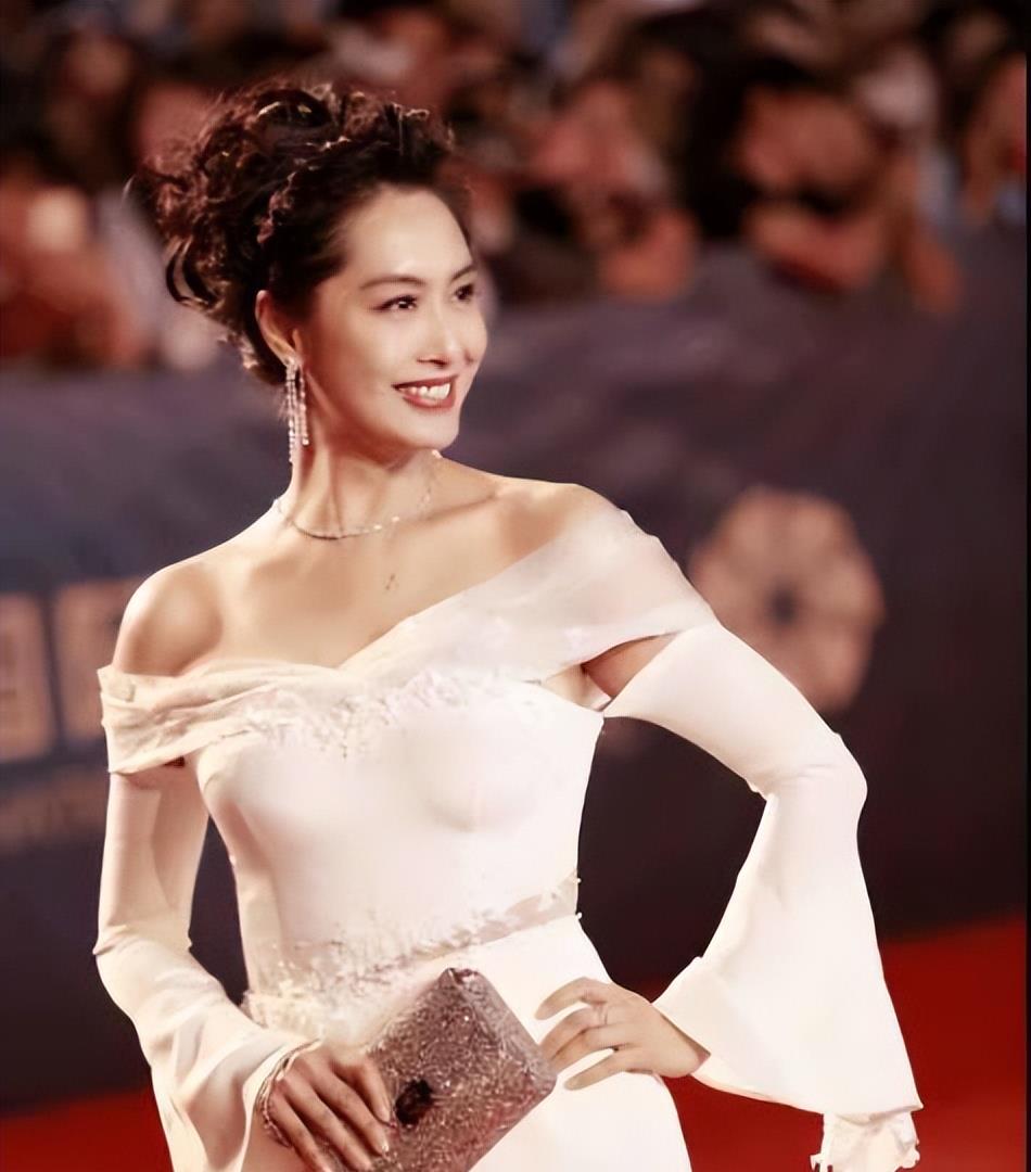 By2|1998年，一张不经意的寻狗启示，就注定了朱茵22年的爱情