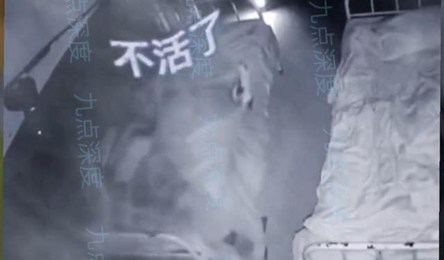 一女子玩密室上错男友身,男生下意识搂抱,房间弥漫怪异的气息