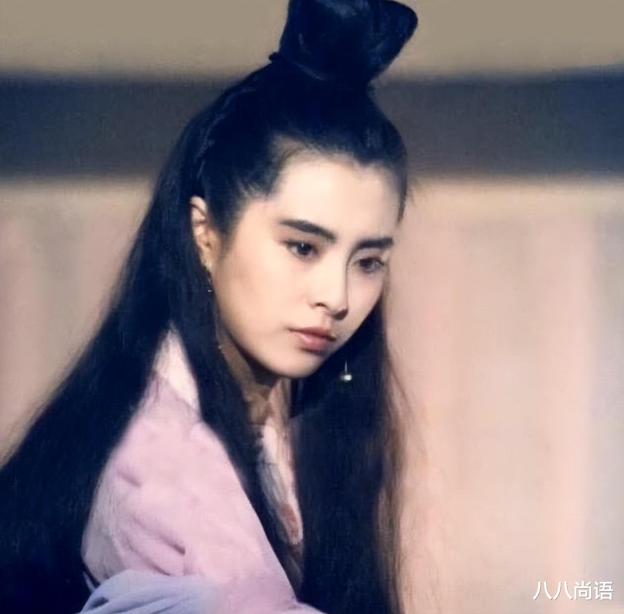 发型 55岁王祖贤罕见换发型，一头乌黑秀发挽起发髻，不穿女装气质大变