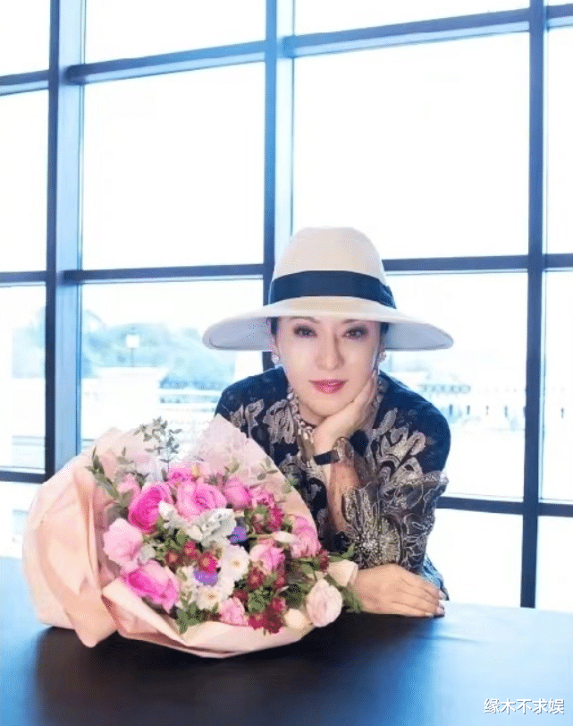 街拍|张兰、向太、樊小慧撞衫!直播3巨头比拼,向太却因一点被骂惨