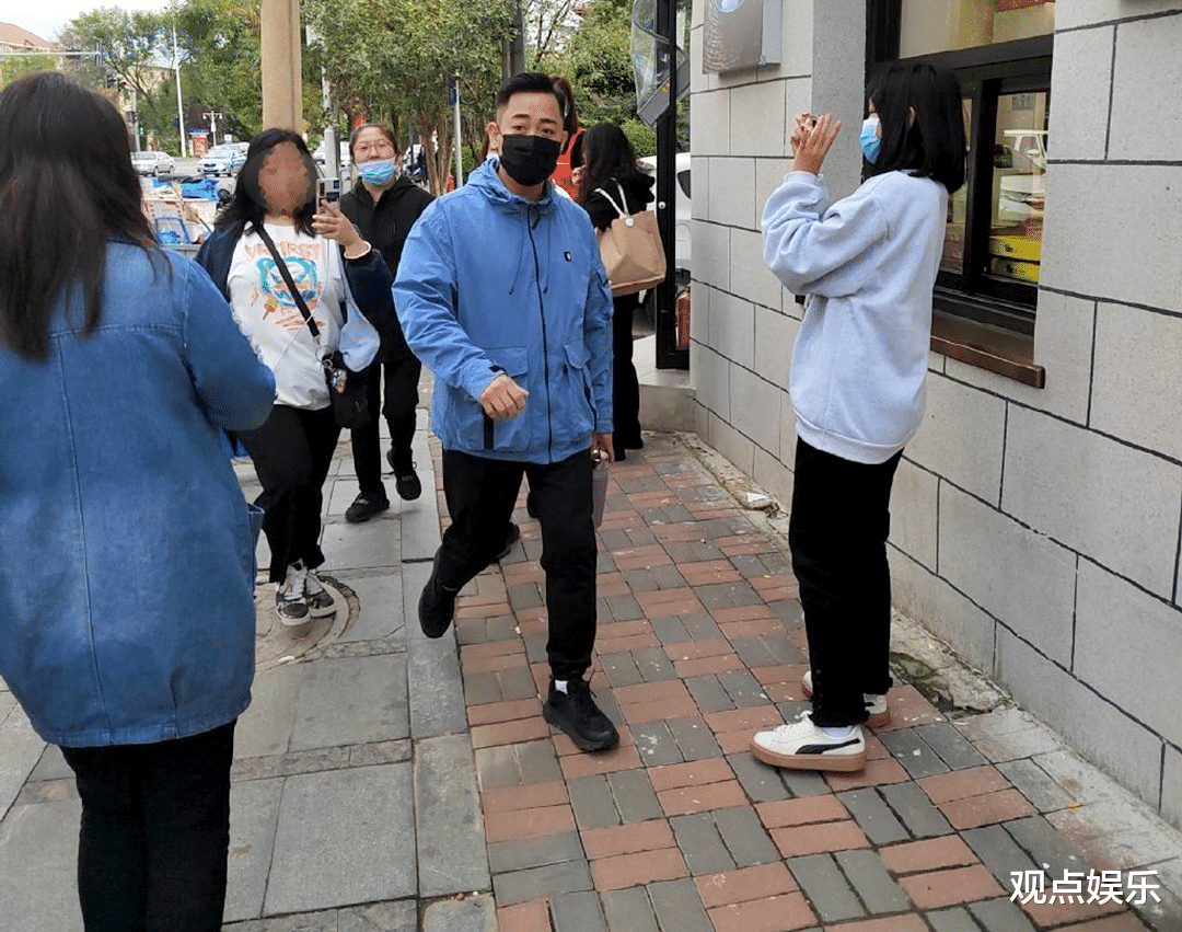 刘雯|德云社的节目单显示又有演员拆对，孔云龙换了新搭档，改变演出风格