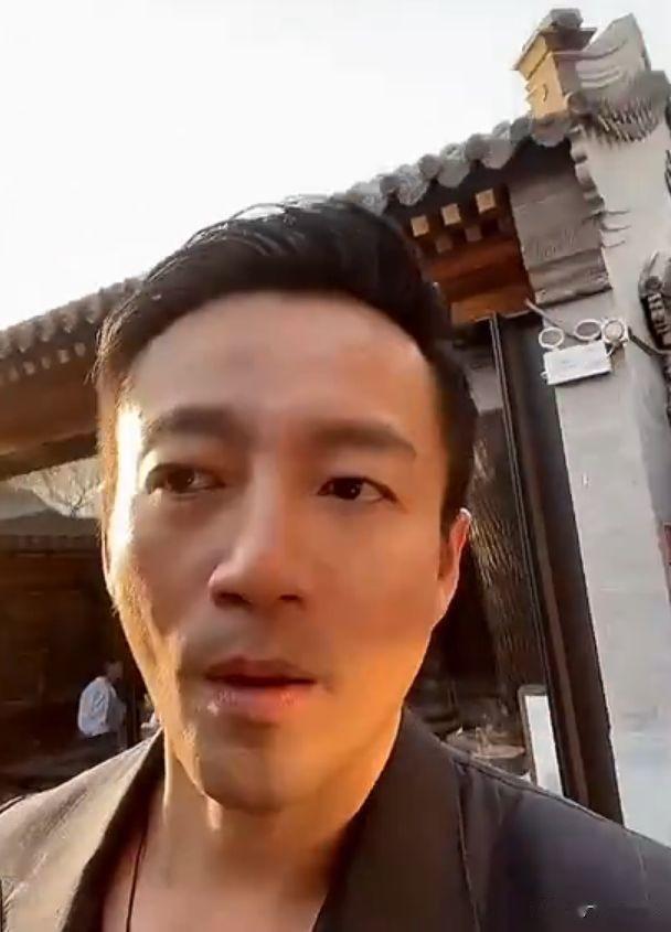 汪小菲|汪小菲晒北京四合院,室内宽敞装修豪华,穿西服亮相状态好