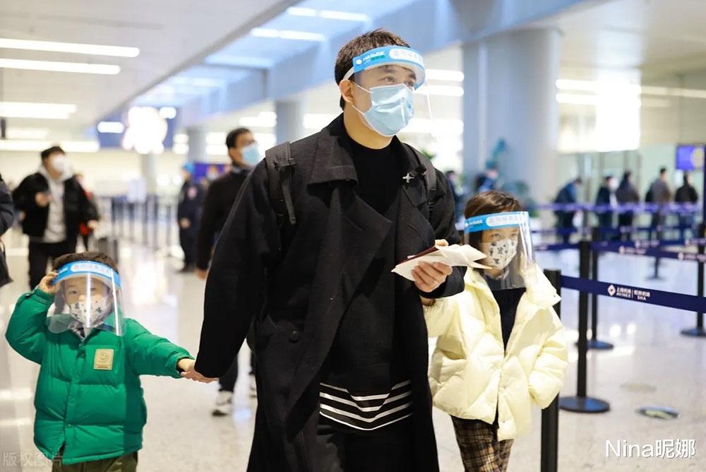 黄磊|黄磊重男轻女？穿大衣赶机只牵儿子不牵女儿，小女儿全程紧跟爸爸好乖