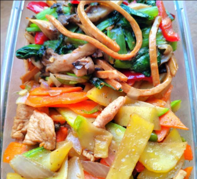 江苏女子坚持每天带饭,一个月瘦了10斤,网友:想吃啥给哥说哥请