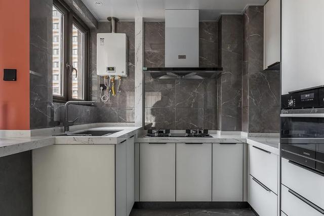 93㎡现代简约，灰色主调的空间，加入鲜艳色彩的装点，惬意自然