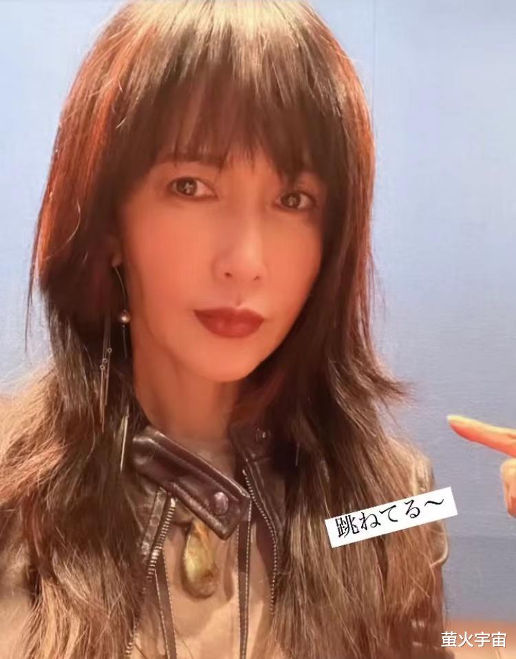 工藤静香|51岁工藤静香久违出外景，美人迟暮坦然面对衰老，手背老年斑明显