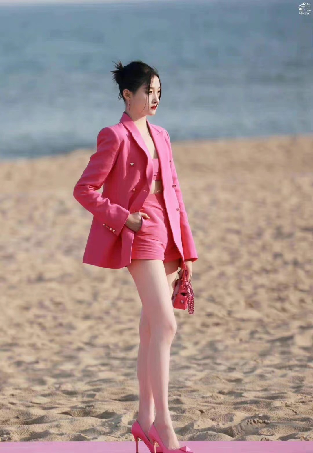 关晓彤|关晓彤今晚成大赢家！穿荧光粉现身阿那亚看秀，长腿吸睛又封神