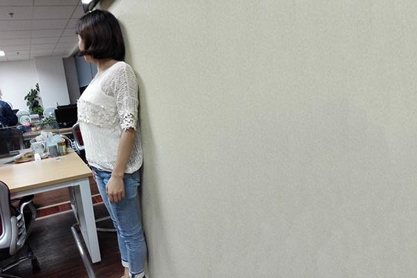 便秘|女性做一个动作站着就能瘦，还能防便秘、调整骨骼？你会做吗？