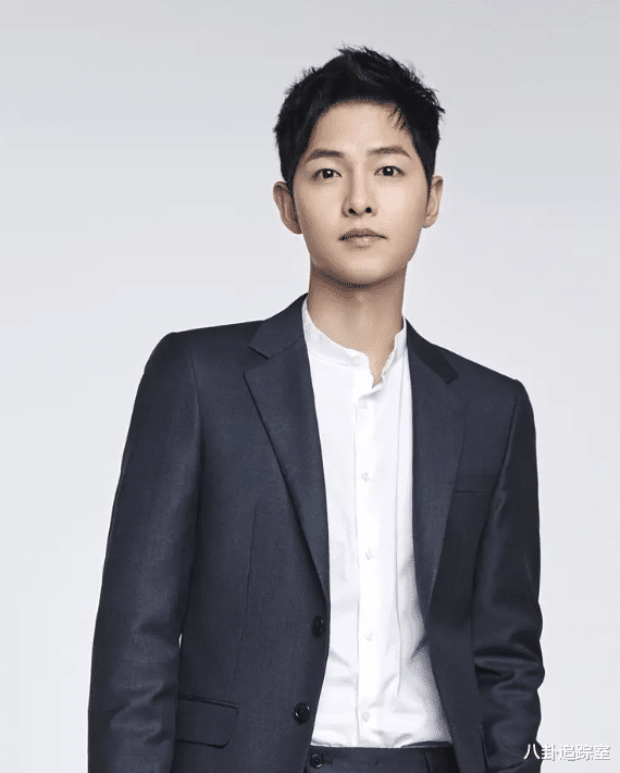 宋仲基|宋仲基方承认恋情，与英国素人恋爱历程曝光，女方全程护肚疑怀孕