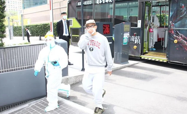 隔离|大S新婚老公现身排面大！隔离结束直奔大S豪宅被围观，穿着简单终于低调了