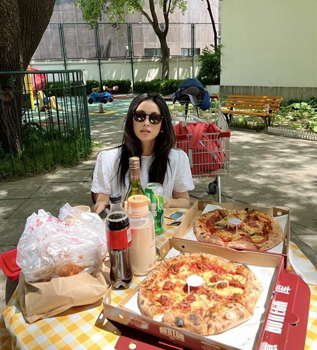 朱珠|38岁朱珠公园内野餐，桌子上两个披萨抢镜，大口吃披萨个性洒脱