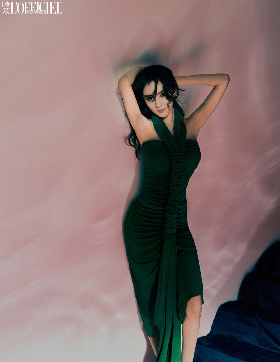 迪丽热巴|杨幂油画风大片释出 眼眸凌厉故事感十足