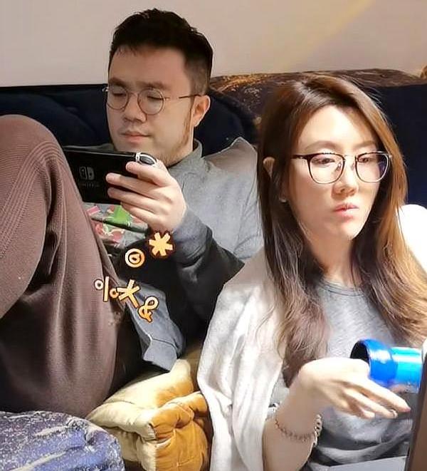 宋丹丹|宋丹丹一家三代合影,儿媳产后脸圆润身材没恢复,跟婆婆像姐妹