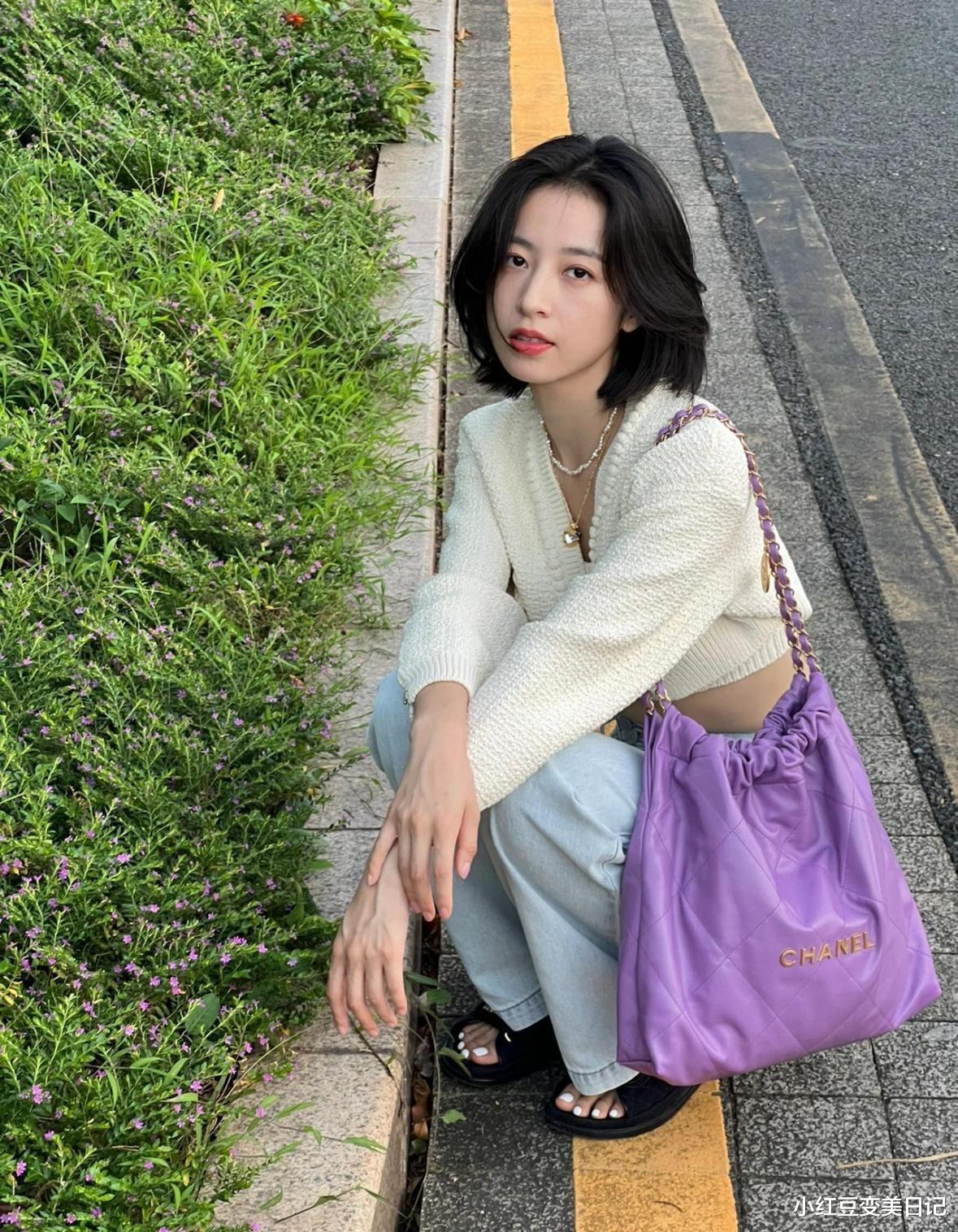 周雨彤的“自由式”穿搭让人爱，短款奶白色针织外套加身，好高级