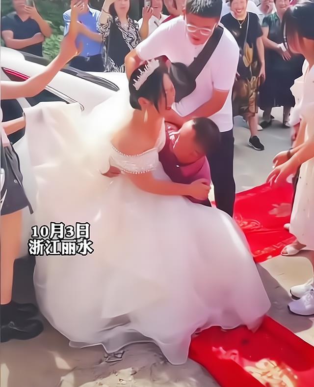 14岁儿子抱38岁妈妈出嫁后续:婚后两天店铺开张,儿子帮忙卖玉米