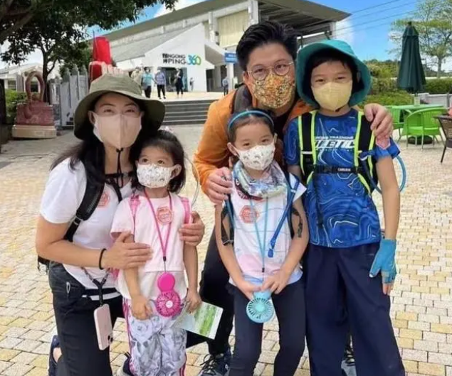 郭晶晶|郭晶晶一家5口爬山旅游!41岁保养如少女,为霍家生3娃奖励数亿