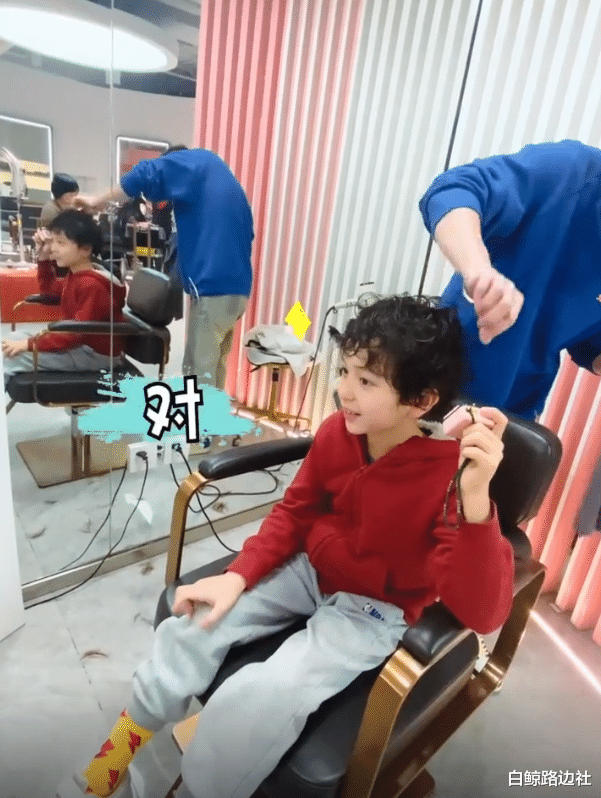 邓莎|邓莎8岁儿子烫头！大麟子五官长开酷似妈妈，五官清秀被赞像吴磊