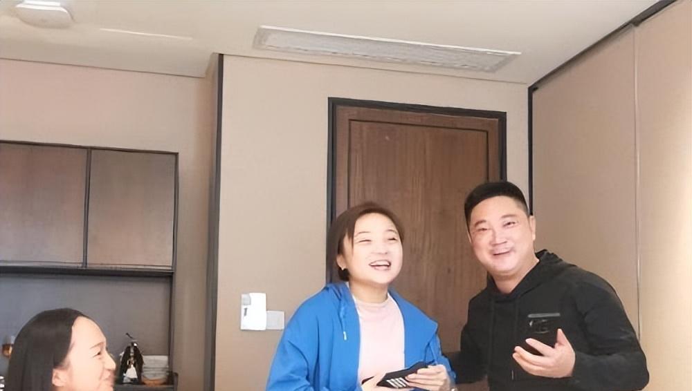 林妙可|23岁林妙可练空中瑜伽双脚扭成麻花，圆身的她的确不适合镜头