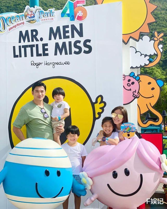 TVB|TVB艺人黄祥兴带家人去主题乐园享家庭乐 一家五口拍温馨全家福