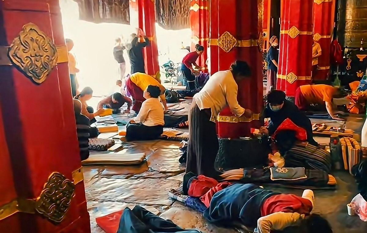 火风|60岁歌手火风现身拉萨，戴昂贵天珠诚心拜佛，当街亲吻18岁女儿