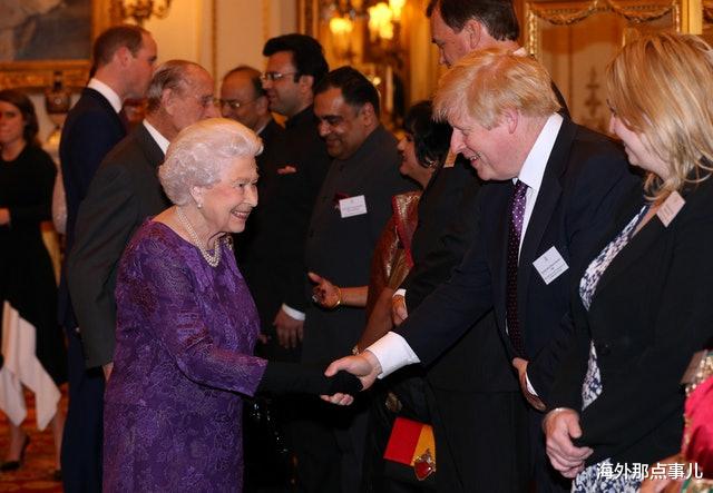 英国首相约翰逊辞职,看英女王怎么说?