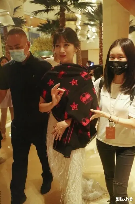 张柏芝|赵雅芝被粉丝美颜成假脸，尖下巴抢镜，67岁真实的脸才漂亮