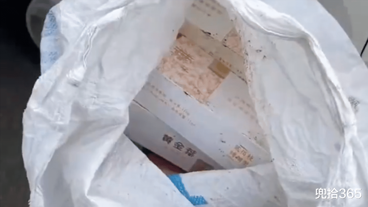 台州|浙江俩男子桥洞下野钓,意外地捡到一个大纸箱,直接抱到了派出所