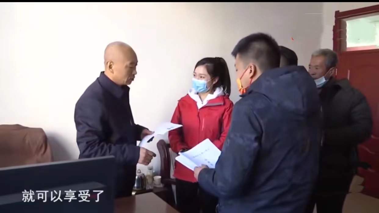 双亲离世了,9岁女孩办孤儿证却被姥爷拒绝:给我买箱罐头买不起吗
