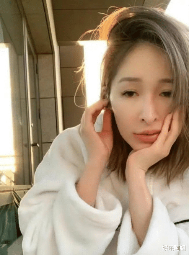 萧亚轩|萧亚轩素颜直播公开右脸伤疤,脸部消瘦显憔悴,但美貌依然在线