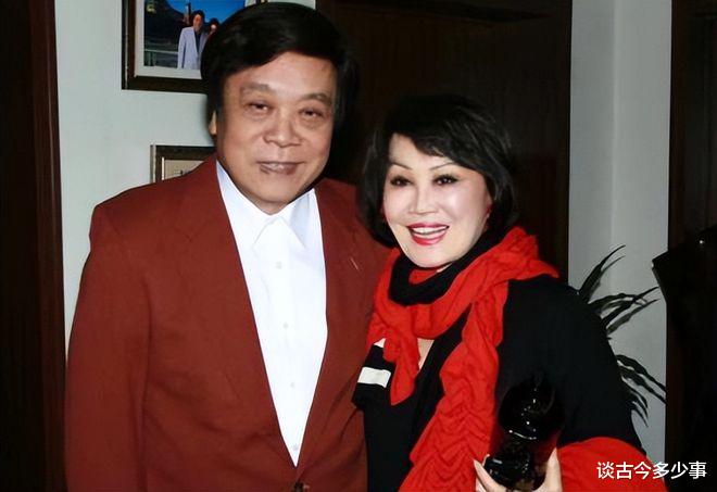 赵忠祥|赵忠祥去世2年后,葬礼上哭到昏厥的妻子,如今人生状况怎样?