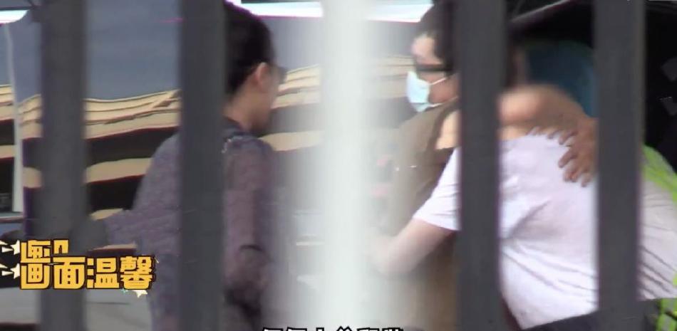 马思纯|马思纯与男友低调返京，衣着清凉身材丰腴，母亲接机拥抱准女婿