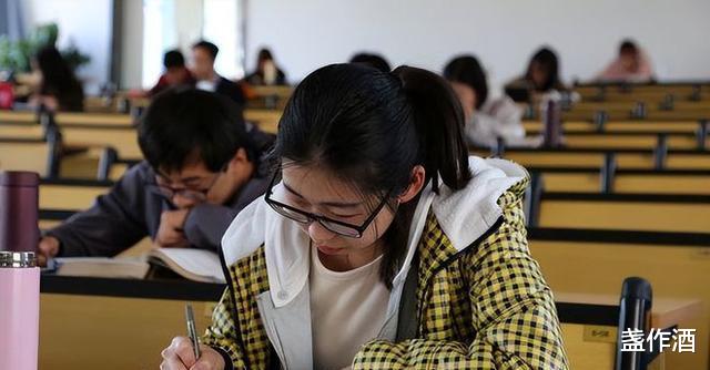 录取通知书|研究生晒录取通知书，看到这“2个字”后，网友赞口不绝：不简单