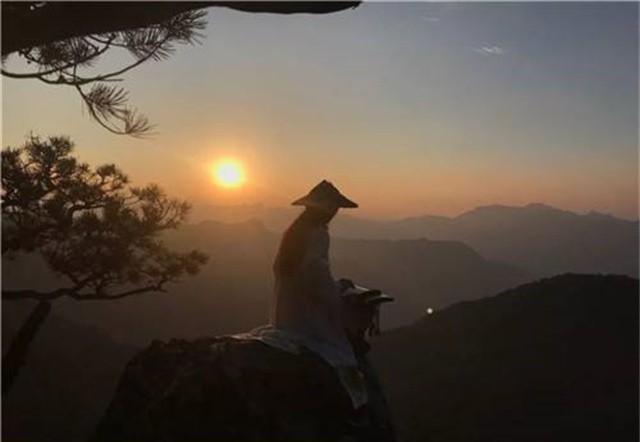 男子隐居深山10年,与女弟子结婚,多人前来拜师,今妻子负责授徒