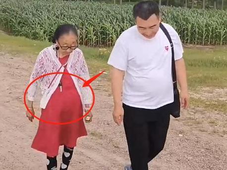 李玉成|85岁马玉琴肚大被指怀孕,李玉成与“新欢”商讨婚事,网友:活该