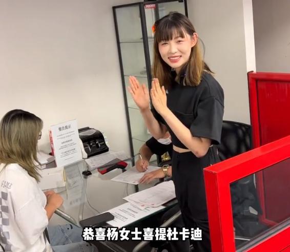 豪横!痞幼送摄影师价值10W摩托车,庆入职500天,网友:还招人不