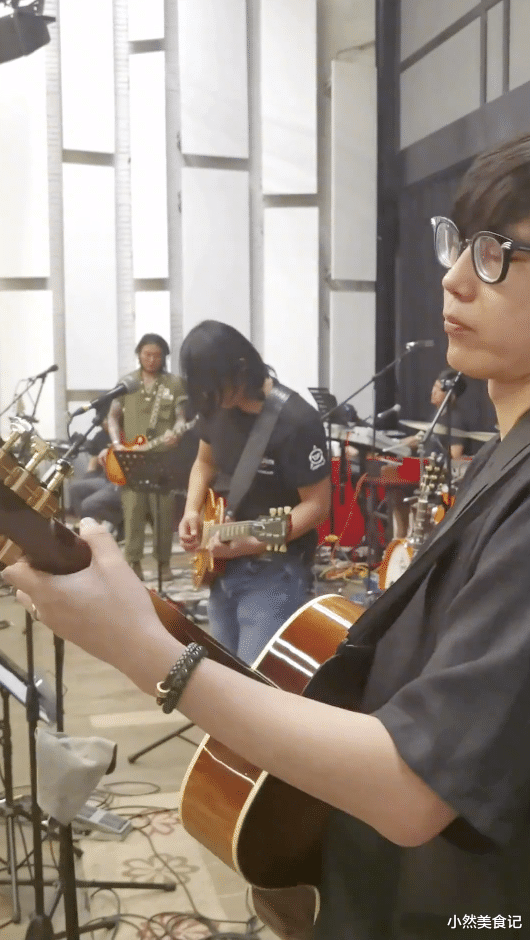 汪峰|汪峰获小女儿探班，称她是自己的音乐总监，醒宝沉稳大气领导范儿十足