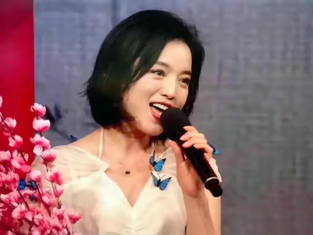 白雪|白雪：离婚那天抱着儿子哭，再嫁小8岁丈夫，姐弟恋也能幸福浪漫