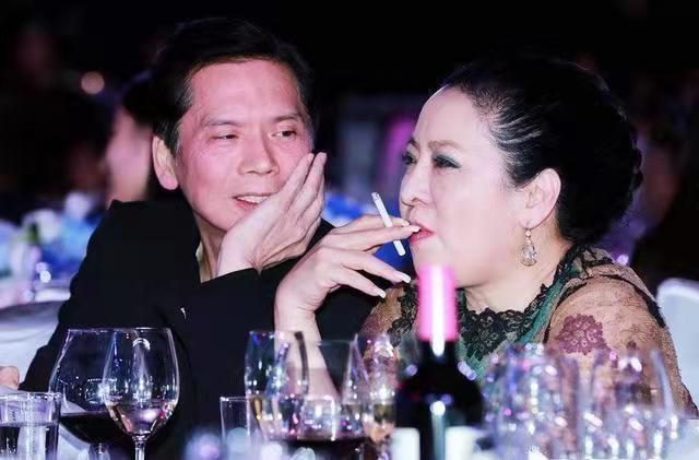 丁佩|当年向华强带着陈岚回家见老婆丁佩，“你离开吧，我会养你们的”