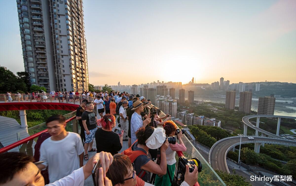 |重庆又火了一个观景地标,270度俯瞰江景,魔幻8D地貌显露无疑