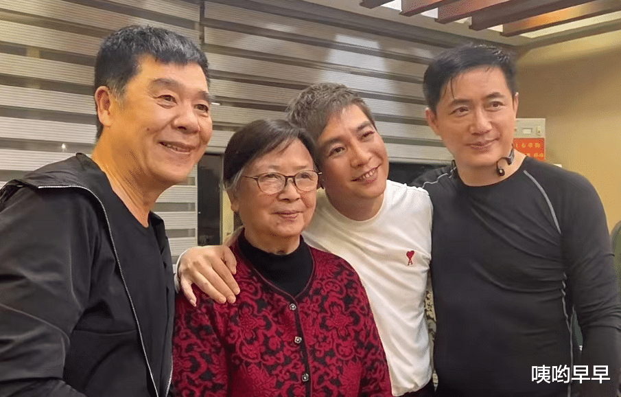 杨幂|“康婶”黄锦裳病愈后首次媒体露面,头发花白精神状态好,“康伯”于上月去世!